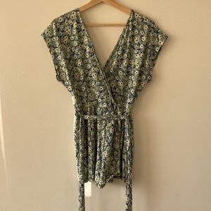 Adorable Romper, beautiful color combination, size M, great condition!